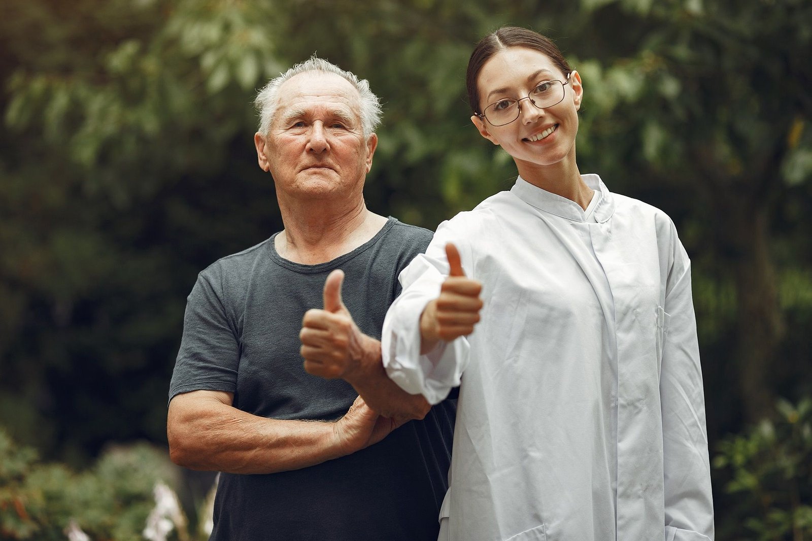 IndiDoc doctor with a smiling patient
